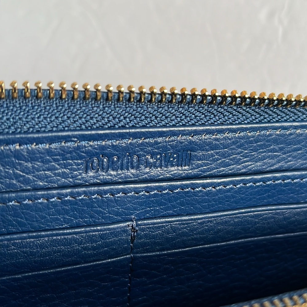 Roberto Cavalli NWT leather navy blue pebbled zipper wallet gold embossed logo - Picture 6 of 10
